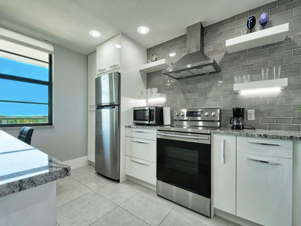Modern Beachfront Condo with Gulf Views Walk To Beach, Dinning & Shops